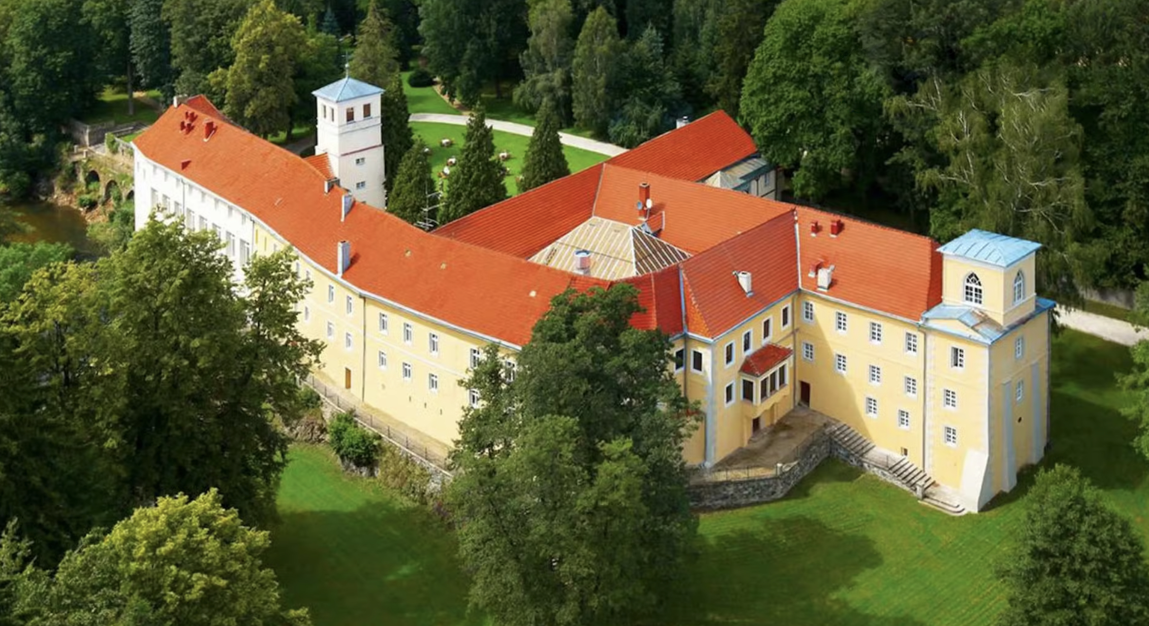 Poczuj się jak na królewskim urlopie 👑🏰 4* Zamek na Skale ze śniadaniami i relaksem w strefie spa 🧖☕