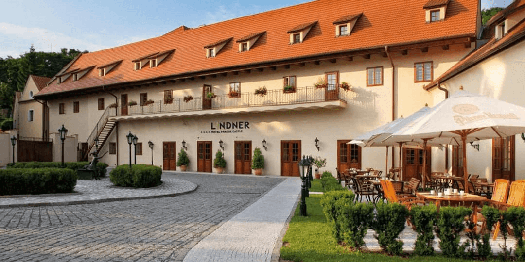 Praga po królewsku 👑 4* hotel u stóp Zamku Praskiego ze śniadaniem 🏰✨
