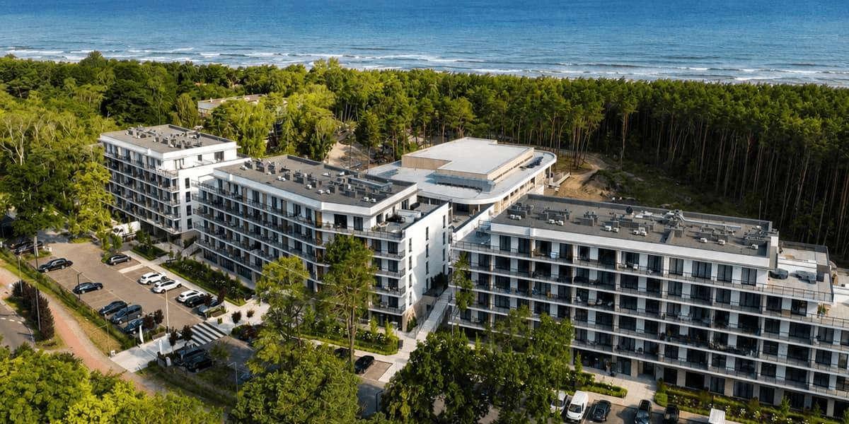 Bałtyk tuż za lasem 🌲 Resort ze strefą basenową i plażą w 60 sekund 🏖️🌊