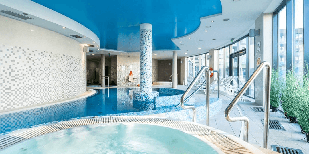 Bałtyk jest piękny o każdej porze roku 🌊 4* hotel w Kołobrzegu z basenem i wyżywieniem 🏊 🍽️