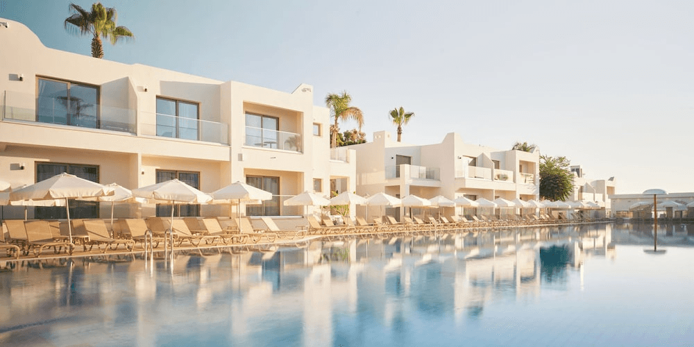 Wyspa Afrodyty poleca się na jesienny urlop 😍 Loty i 4* hotel z krytym basenem za 669 PLN 🌊