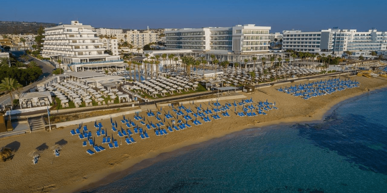 Ferie na wyspie Afrodyty 🌊🏖️ Tydzień na Cyprze w 5* Constantinos The Great Beach z wyżywieniem za 2299 PLN 🍴☕