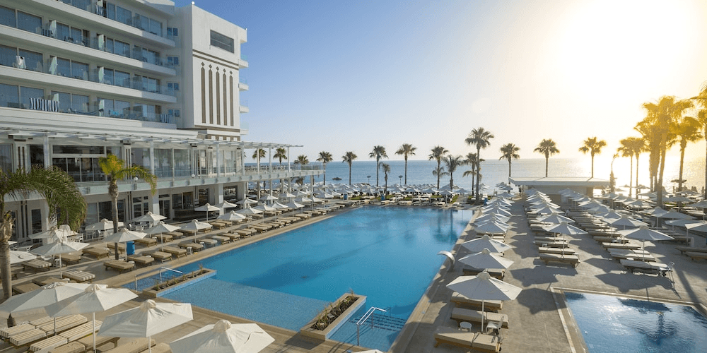 Luksusowy relaks na Cyprze za 929 PLN 🔥🧖‍♀️ Loty i noclegi w 5⭐️ hotelu z wyżywieniem i krytym basenem 🤩👙