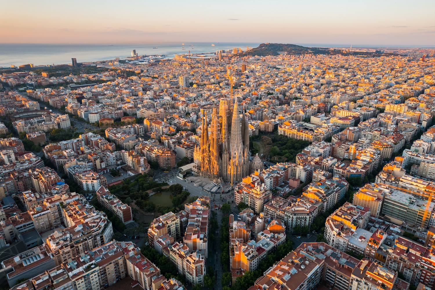 Gaudi, tapas i paella 🥘😍 City break w Barcelonie za 577 PLN 😱 Loty i hotel ze śniadaniami ✨😎