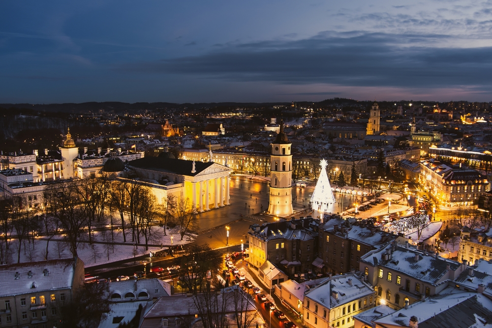 Poczuj świąteczną magię 🤩🎅 Wycieczka na jarmark do Wilna za 579 PLN 🎄 Loty i 3 noce w hotelu ibis ✈️✨