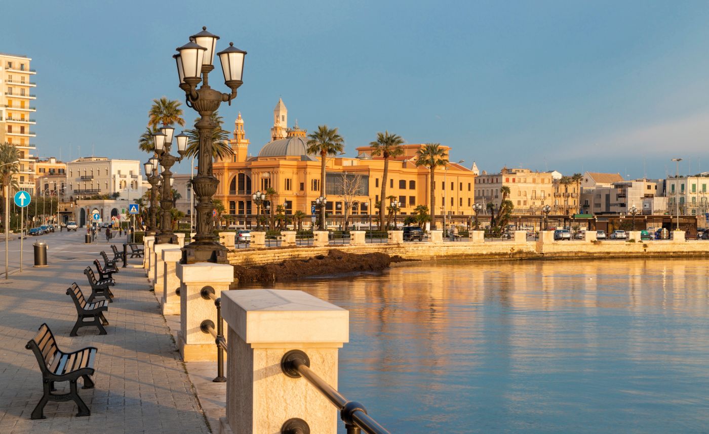 Piękna Apulia za 949 PLN ☀️🏖️ Loty piątek – niedziela + 4* hotel ze śniadaniami w sercu Bari 💚🤍❤️