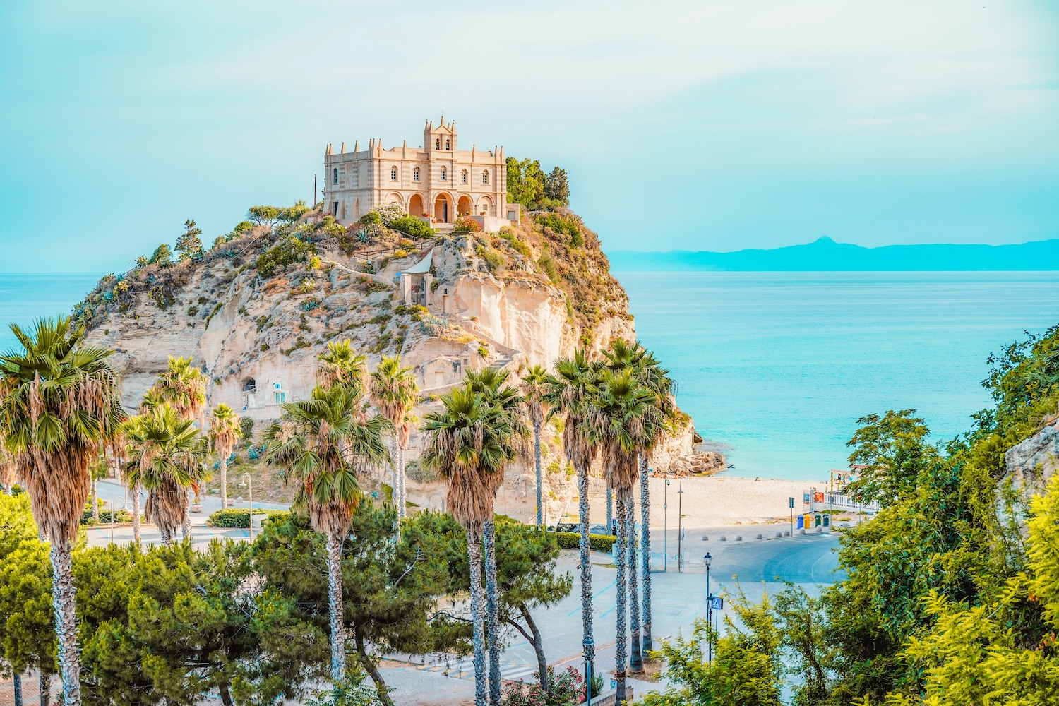 Zobacz perłę Kalabrii 💎😍 Tropea na przedłużony weekend za 422 PLN (loty + noclegi z widokiem na morze) ☀️🌊