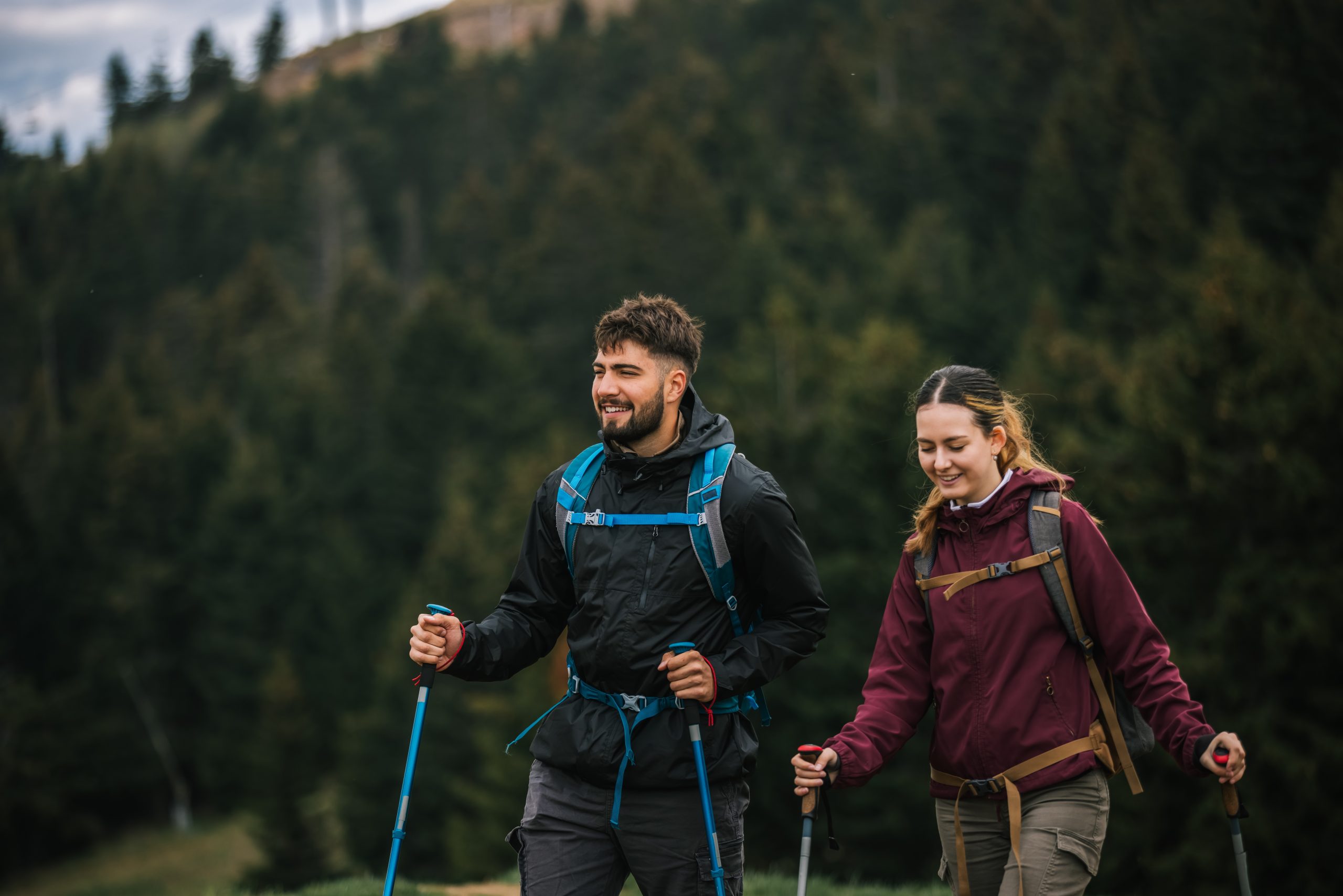Planujesz aktywne wakacje? Trekking, rower czy pływanie – o tej jednej rzeczy musisz pamiętać