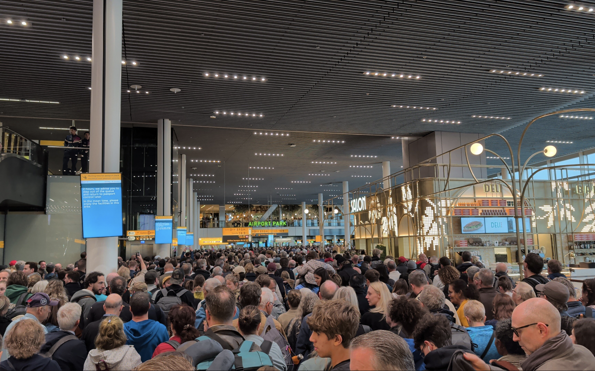 „W jednej chwili przestało działać 78 bramek”. Potężna awaria na Schiphol, setki pasażerów spóźniło się na loty, kolejki po 90 minut stania