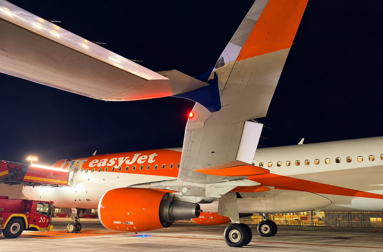 Zderzenie samolotów na lotnisku w Paryżu. Maszyna easyJet urwała kawałek skrzydła z Airbusa A320