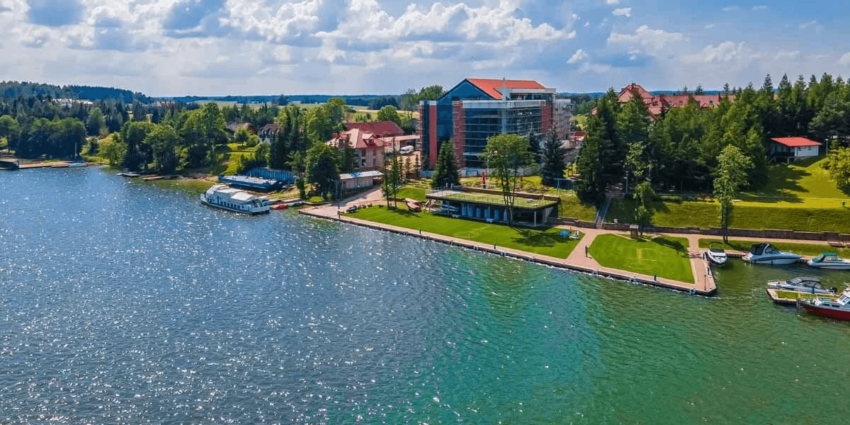 4* Roberts Port Lake Resort & SPA od 429 PLN za pokój 👌 nad jeziorem Tałty ⛵ Śniadania, obiadokolacje i basen
