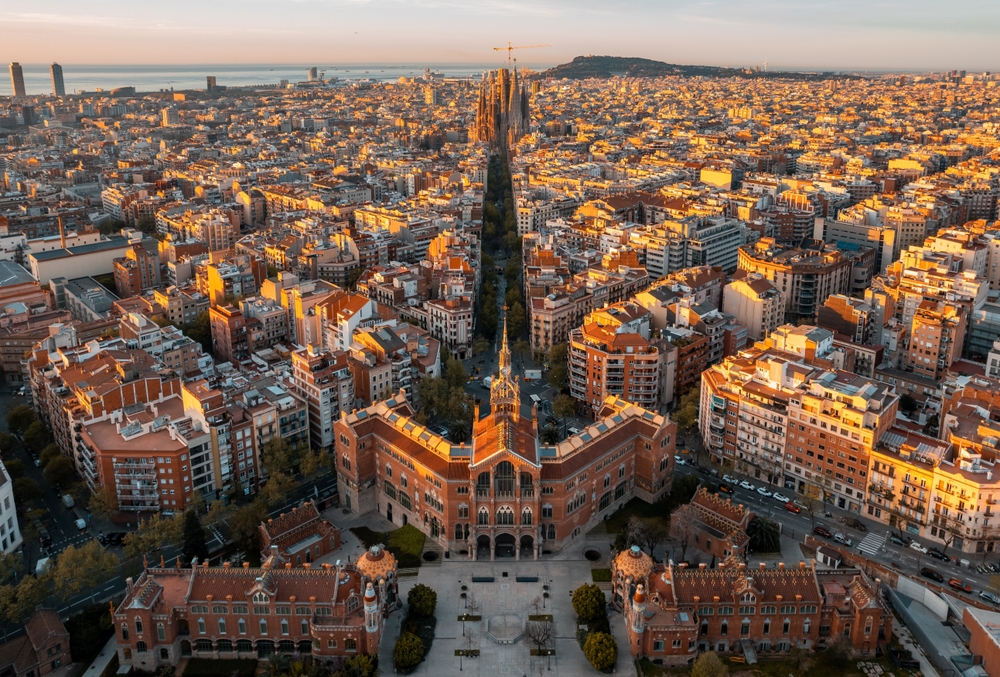 Miasto Gaudiego za jedyne 608 PLN 😍📸 Loty do Barcelony i hotel w cenie ❤️🇪🇸