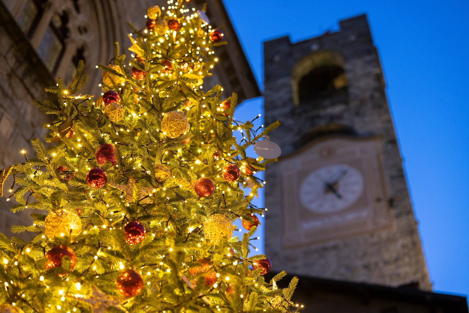 ✨Rusz po magię świąt 🤩🎄 Zbiór lotów na jarmarki bożonarodzeniowe od 131 PLN ✈️🎁